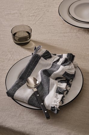 Jotex - Serviett Med Volang 2-pakke Svart/naturhvit - IRIS - Kjøp Servietter hos Jotex