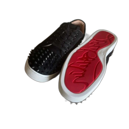 Svarta loubs med nitar