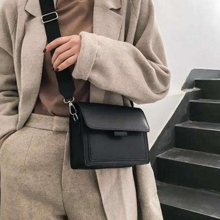 Messenger-väska för damer Ny enfärgad 2023 Ny trendig bred axelrem Liten fyrkantig väska Retro Casual Enkel Crossbody-väska black