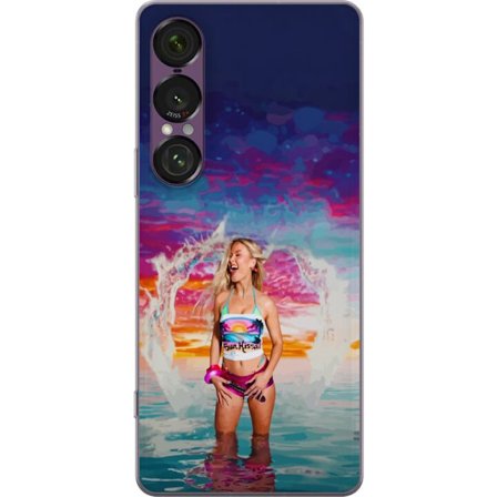 Kompatibelt Mobildeksel til Sony Xperia 1 VII Blond kvinne i fargerik strandantrekk som leker i havet ved solnedgang