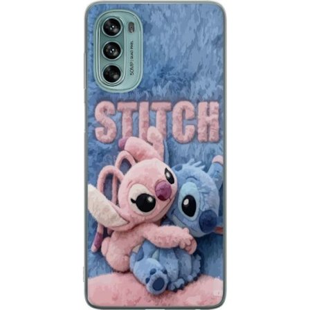 Kompatibelt Mobilskal till Motorola Motorola Moto G62 5G Söta fluffiga Stitch och Angel kramas på ett mjukt pälsigt underlag med pastellfärger som