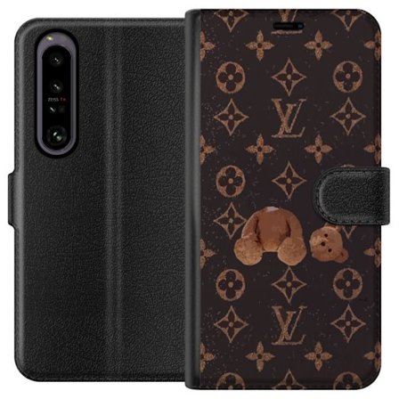 Kompatibel Tegnebogsetui til Sony Sony Xperia 1 IV Luksuriøst monogrammønster med knust bamse i mørk modeæstetik