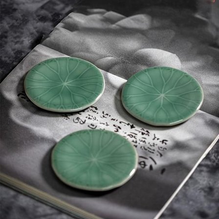 (Sæt med 3) Keramiske Celadon Skygge Udskæring Imitation Lotusblad Brikker, Bord Varmeisoleringsmåtter, Bordplade Dekorationer til Hjemmet, Dekorative