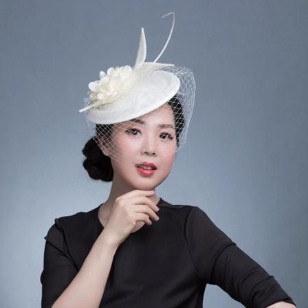Kvinnor Chic Fascinator Hatt Cocktail Bröllopsfest Kyrka Huvudbonad kentucky Huvudbonader Fjäder Håraccessoarer Sinamay Fascinators Beige