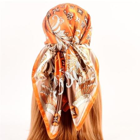 Silkkisatiininen huivi yöksi