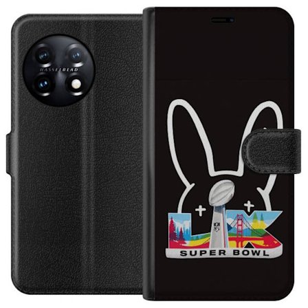 Kompatibel Tegnebogsetui til OnePlus 11R Bad Bunny portræt med åben skjorte, tatoveringer og krøllet hår i stilfuld modefotografering