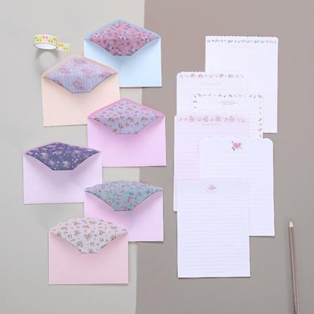 Brevpapir og konvoluttsett med blomstermotiv