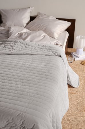 Jotex - Sengeteppe i Fløyel lysegrå - GURI - Kjøp Sengetepper hos Jotex