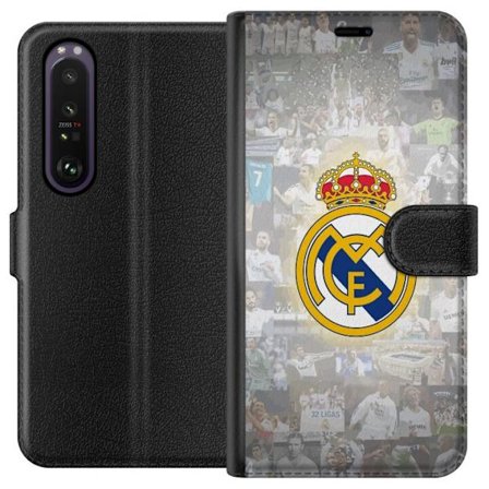 Kompatibelt Lommeboketui til Sony Xperia 1 III Real Madrid-emblemet foran et kollasj av spillere og feiring av titler i hvit tone