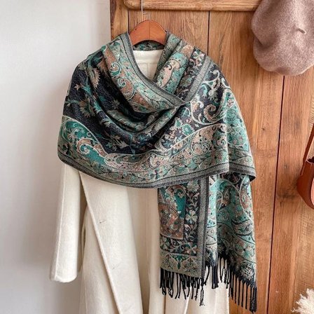 Bohemisk paisley-mönstrad sjal/scarf, jacquardvävd, med tofsar, i grönt och svart.