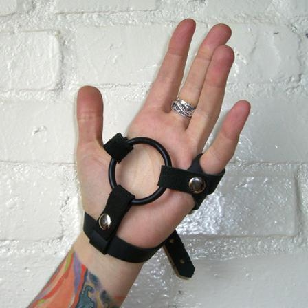 5 Finger Harness Black - Left - Vuxen.no - Dobbel penetrering, sexstillinger, fingervibrator, strapon, sengetøj & strippstenger.