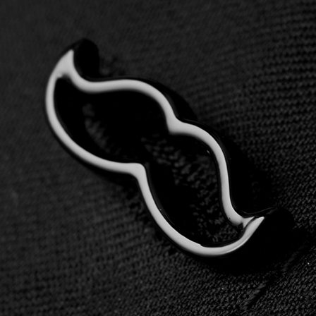 Mustat viikset -rintaneula for Men