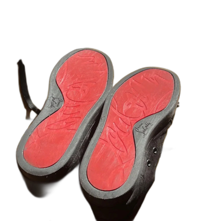 Svarta sneakers med nitar och röd sula