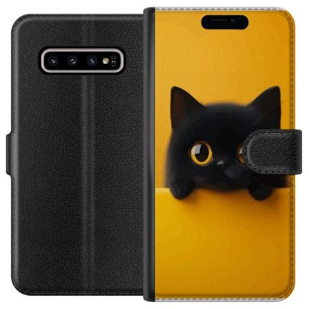Kompatibelt Plånboksfodral till Samsung Samsung Galaxy S10+ Svart katt sticker upp över gul kant - ren och modern illustration med stora ögon, lekf