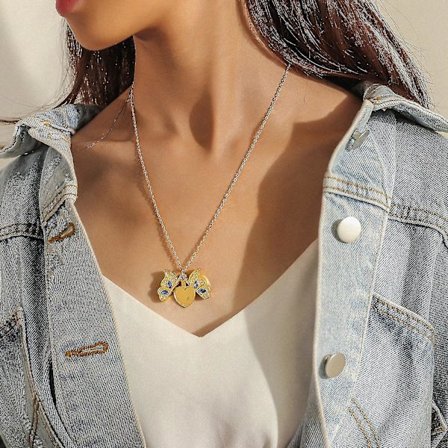 Halskæde med sommerfugl-hjerte, der kan åbnes og indeholde fotos