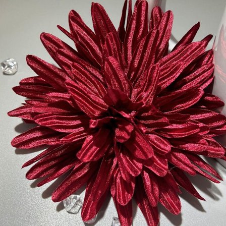 Suuri kukkainen rintakoru, viininpunainen