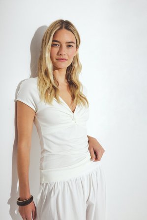 NA-KD Haut Soft Line croisé à manches courtes - - Crème - L