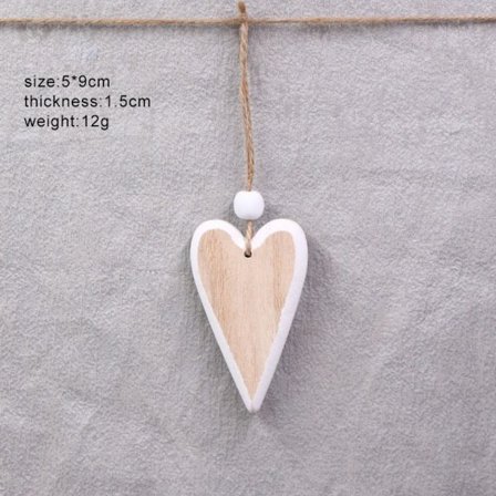 Dekorative, hengende hjerteformede ornamenter i tre STIL 6 STIL 6