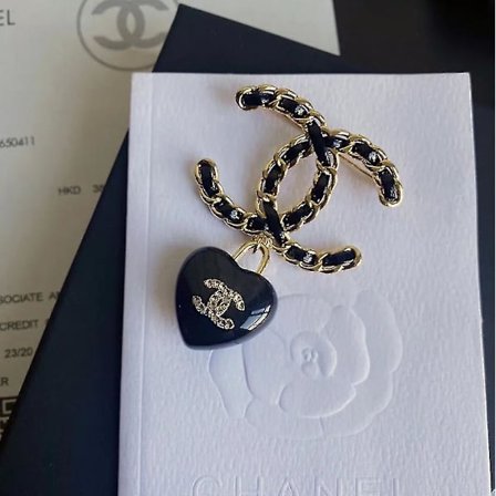 Antik svart läder Retro kärleksbrosch High-end Design Personlighet Kändis Akrylhänge Brosch #zc