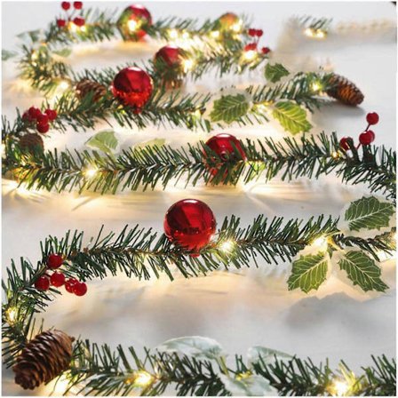 Julekrans med lys, 2,6 m batteridrevet kunstig grønn krans med LED-lys, kongler og røde bær (C-stil)