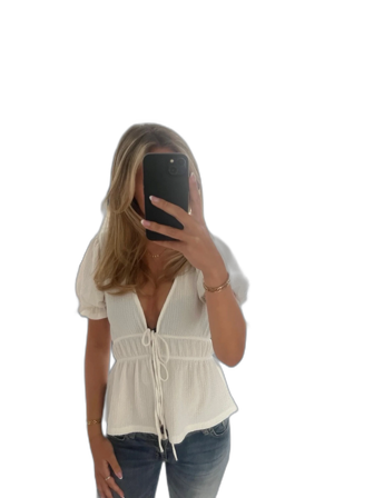 Vit blus med snörning och puffärm