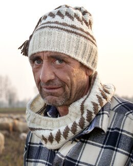 Strikkeoppskrift Halsvarmer og lue - Mondial