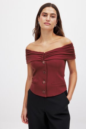 Laura Jade Stone x NA-KD Offshouldertopp med knappdetalj - Kontorskläder - Burgundy - EU 36