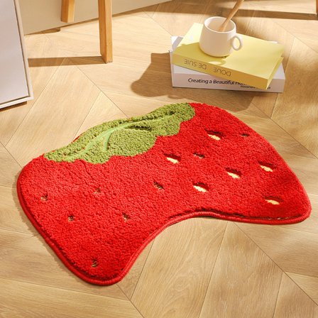 Et stykke jordbær i et spesialformet teppe 48x60cm Bedro