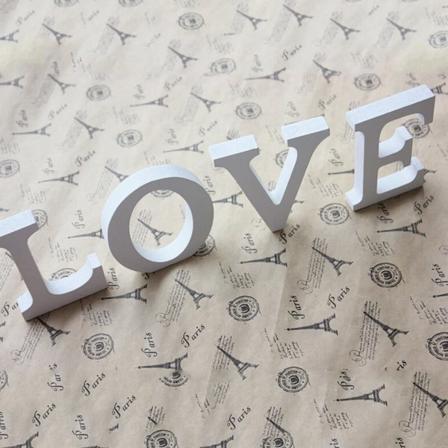 Sett med 4 (LOVE) dekorative trebokstaver, 26 hvite alfabet i tre