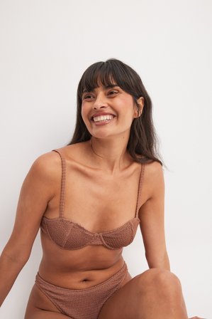 NA-KD Gesmokter Bikini-Oberteil mit Bügeln - Bikinis - Braun - EU 75B