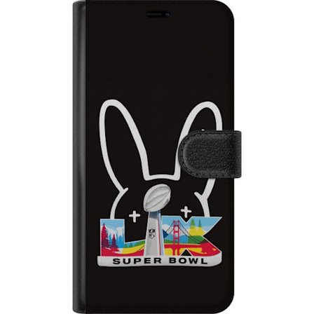 Kompatibel Tegnebogsetui til Motorola Moto G24 Bad Bunny portræt med åben skjorte, tatoveringer og krøllet hår i stilfuld modefotografering