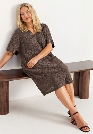 Cellbes of Sweden - Spetsklänning med stretch - nougat - för damer - 58/60