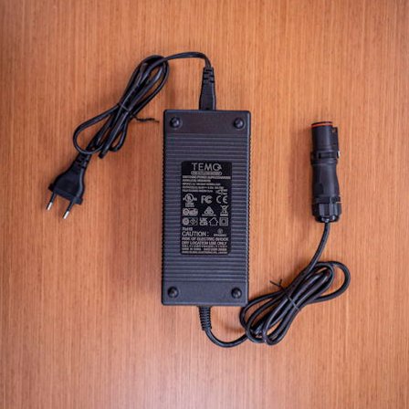 Batterieladegerät für Elektro-Außenborder Temo Charger, 110 - 230 V / 205 W / 5 Ah, für 1000 - Boot