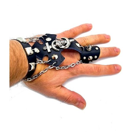 Skinnarmbånd med hodeskalle, kjeder og runde nagler