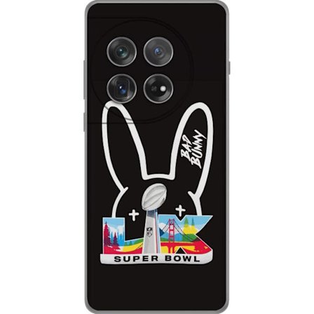 Kompatibel Mobilcover til OnePlus 12 Bad Bunny portræt med åben skjorte, tatoveringer og krøllet hår i stilfuld modefotografering