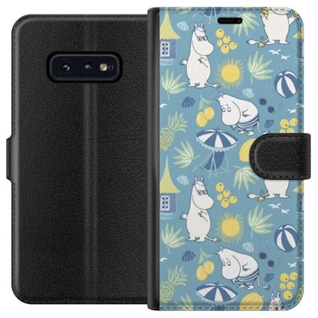 Samsung Galaxy S10e Plånboksfodral Strandtema med frukter, parasoller, sommarhus och glada figurer i ett färgglatt mönster fyllt av lekfulla detalj