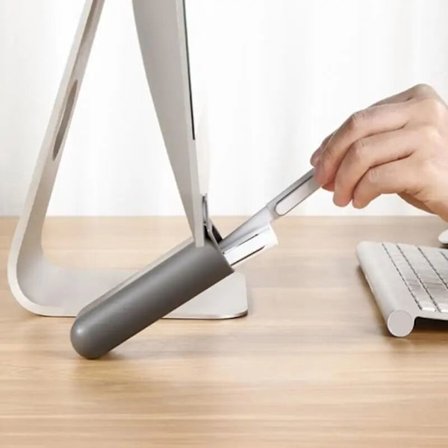 Aseta muovinen työpöydän laatikko työpöydän alle.