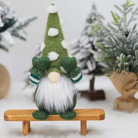 Håndlagde juledukker, julenissen i plysj dukkeanheng green