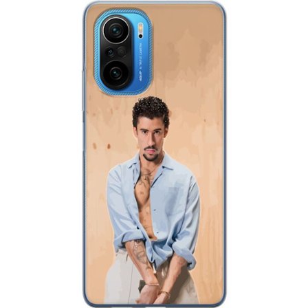 Yhteensopiva Puhelinkuori Xiaomi Poco F3 Bad Bunny Super Bowl-inspiroima grafiikka, jossa NFL-trofe ja San Franciscon silta urheilusuunnittelussa