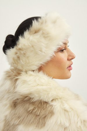 Handpicked x NA-KD Headband i fuskpäls - Håraccessoarer - Beige - One Size