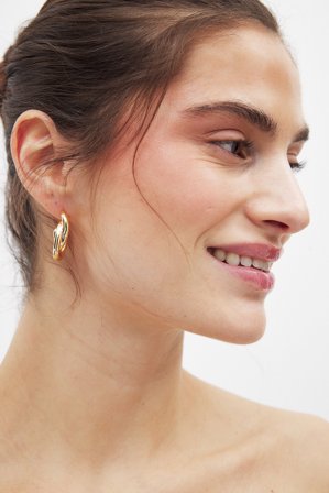 NA-KD Gold Plated Twisted Hoop - Guldbelagte smykker - Guld - One Size