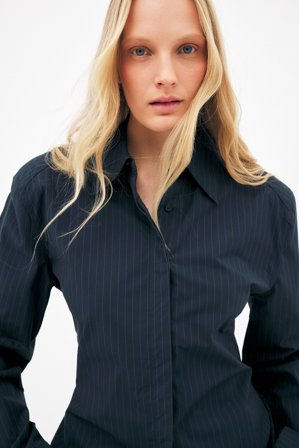 NA-KD - Tilpasset skjorte med skulderputer - Skjorter - Marineblå/Stripetete - EU 36