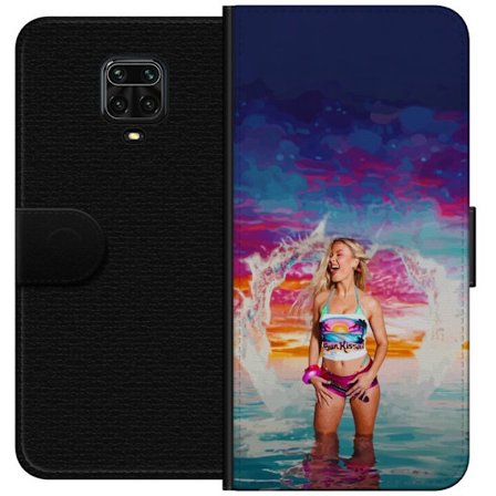 Kompatibel Tegnebogsetui til Xiaomi Redmi Note 9S Blond kvinde i farverigt strandtøj, der leger i havet ved solnedgang