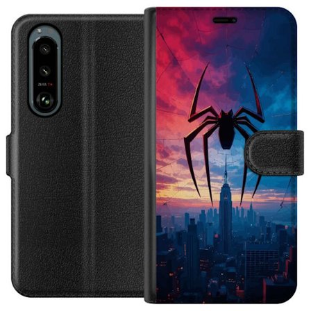 Yhteensopiva Lompakkokotelo Sony Sony Xperia 5 III Tyylikäs hämähäkki kaupungin horisontin yläpuolella dramaattisessa auringonlaskussa, graafinen