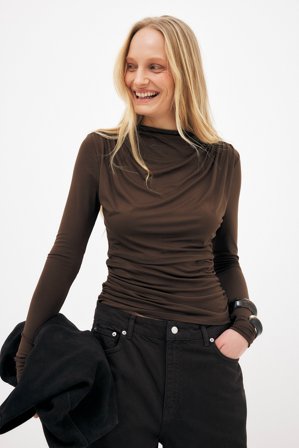 NA-KD - Drapert topp i jersey med lange ermer - Langermede T-skjorter - Brun - S