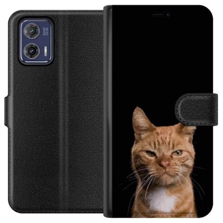 Kompatibelt Plånboksfodral till Motorola Moto G73 Närbild av orange katt mot svart bakgrund, uttrycksfull blick och hög kontrast som ger minimalist