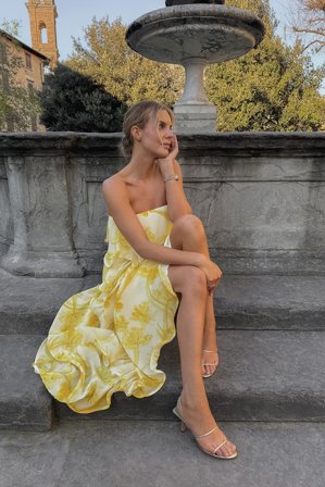 Lovisa Wallin x NA-KD - Maxikjole med volanger - Stroppeløs kjoler - Gull/Blomstret - EU 44