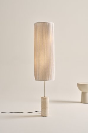 Jotex - TINE gulvlampe Natural Travertine Base With Natural Cotton Shade And Nickel Satin Pole - Kjøp Gulvlamper hos Jotex