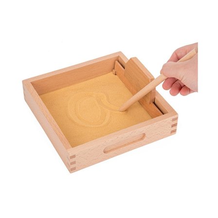 Aakkosnumeroiden hiekkatarjotin puisella kynällä oppimislelu