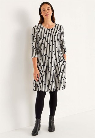 Cellbes of Sweden - Mønstret jerseykjole med lommer i beige / mønstret til damer i størrelse 34/36